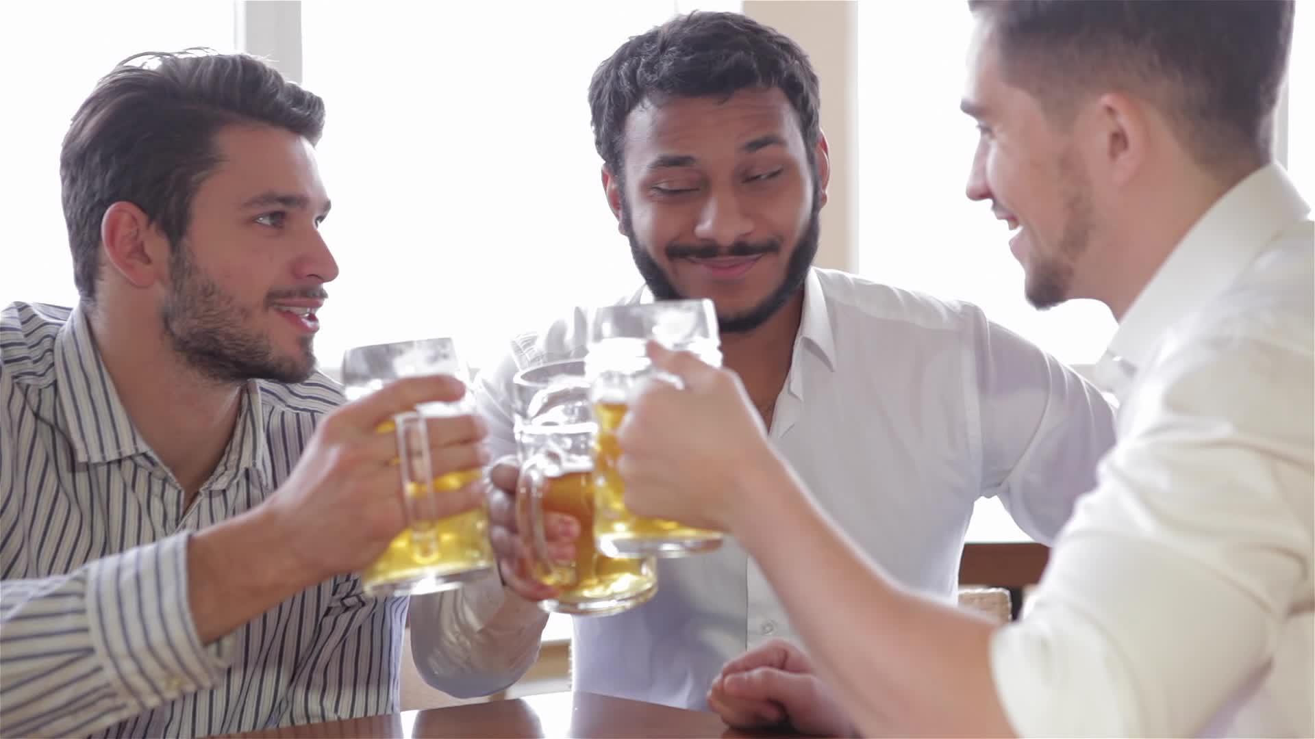 英俊的年轻人喝啤酒的肖像视频的预览图