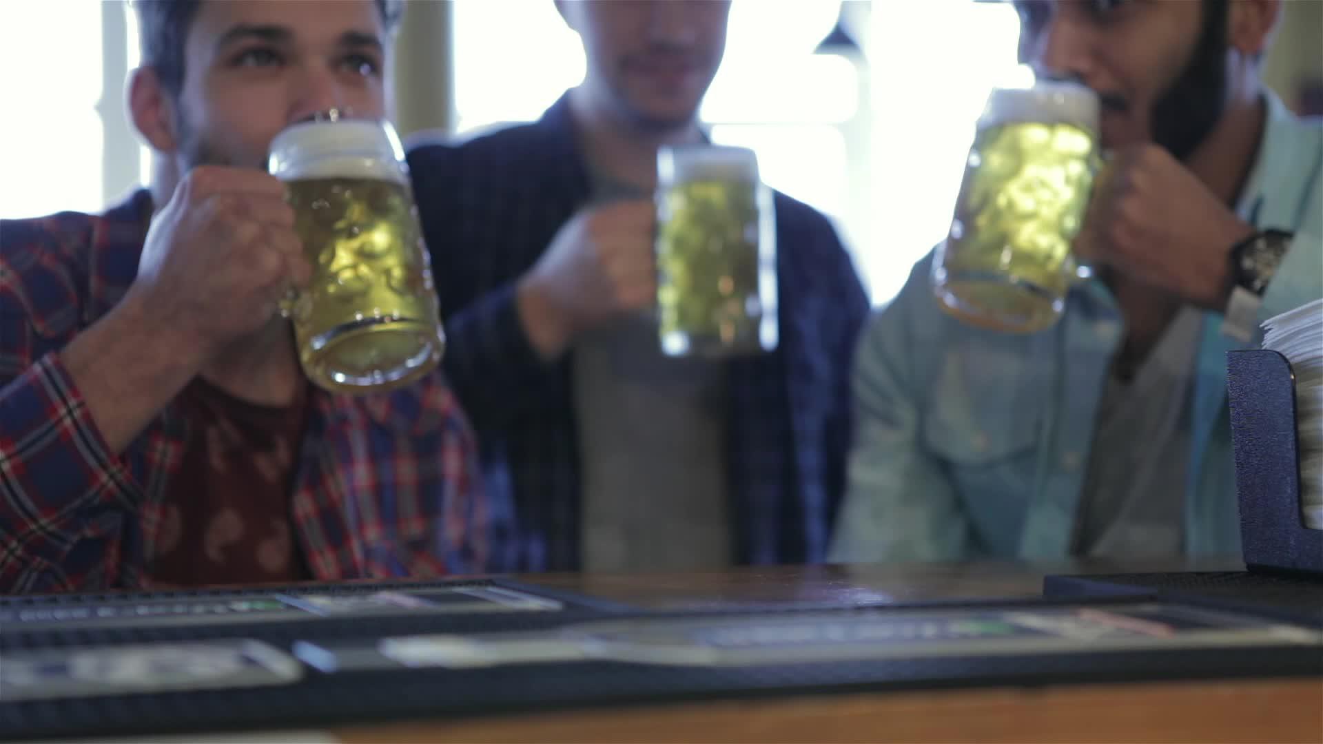 男人喝啤酒庆祝队的胜利视频的预览图