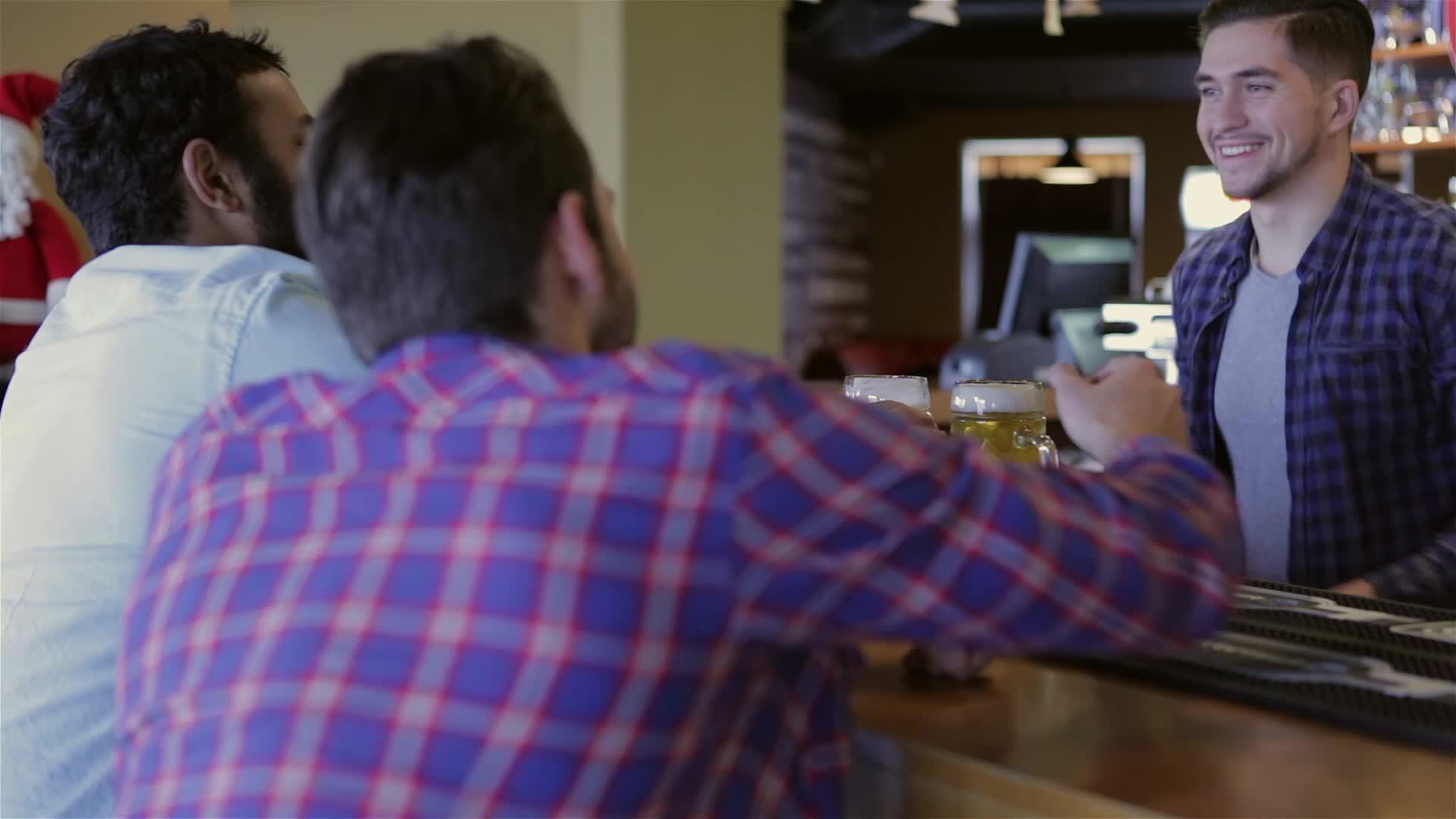 朋友们在酒吧的柜台喝啤酒视频的预览图
