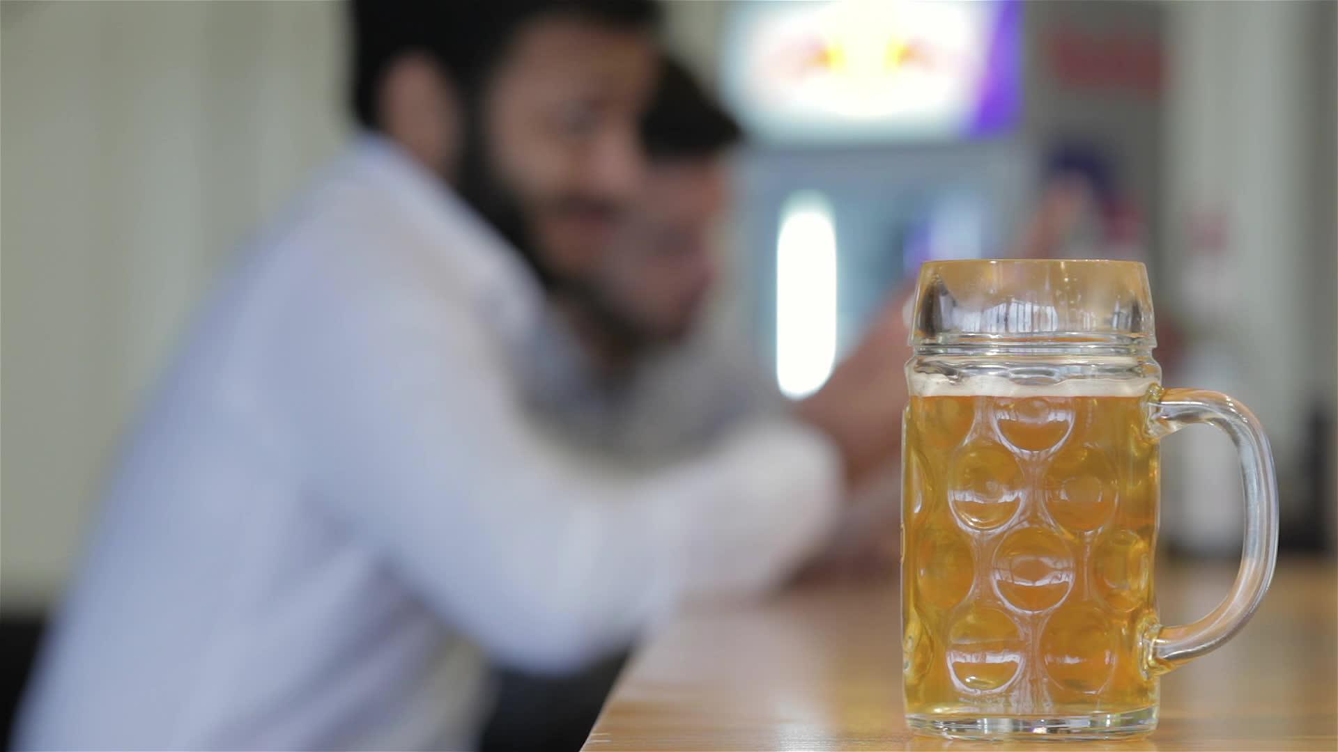 男性朋友喝啤酒的概念视频的预览图