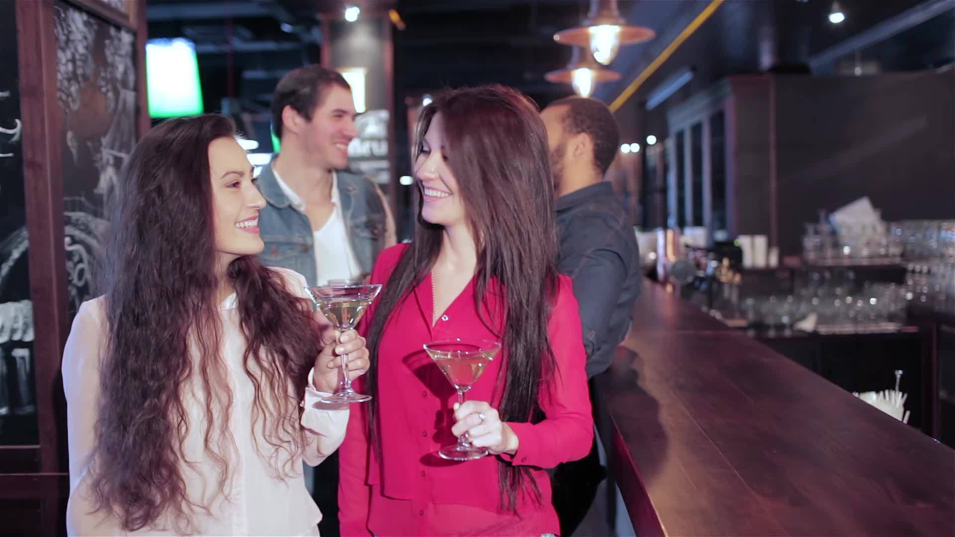 女孩和马提尼加马提尼和男人在酒吧喝啤酒视频的预览图