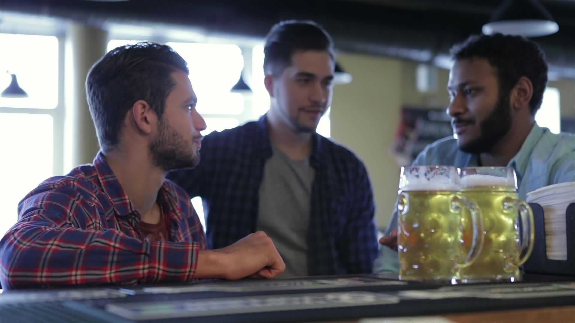 三个喝啤酒的人庆祝球队的胜利视频的预览图