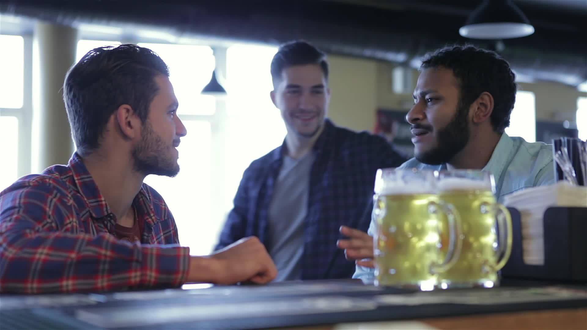 一群快乐的年轻朋友喝啤酒视频的预览图