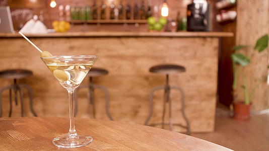 一杯马提尼酒在一家空餐厅的慢滑镜头视频的预览图