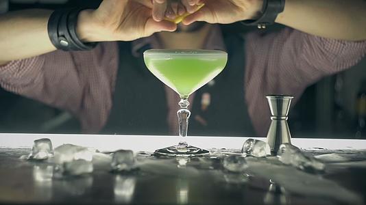酒吧里的巴男在酒吧里做绿色鸡尾酒视频的预览图