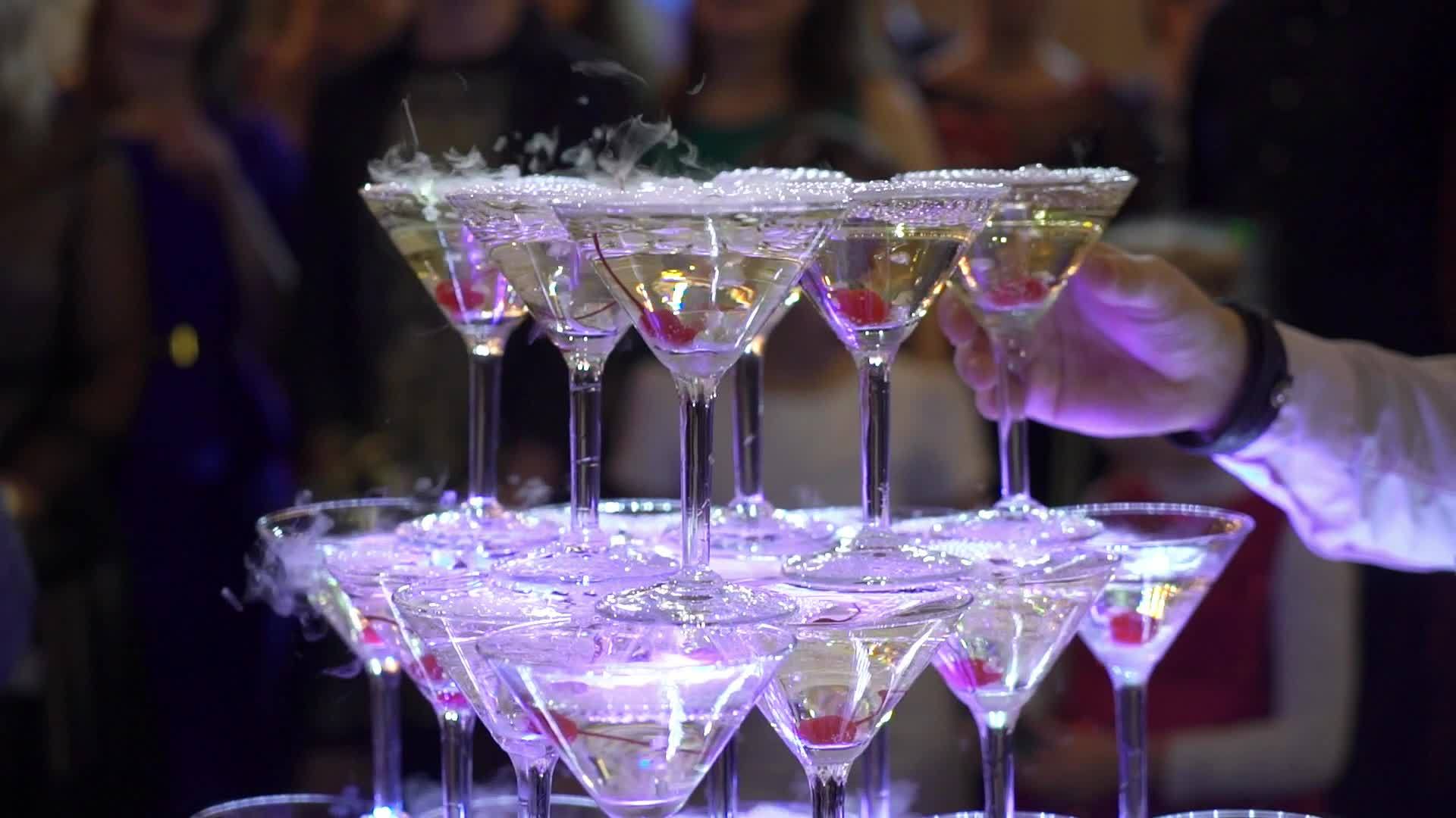 香槟金字塔在派对上视频的预览图