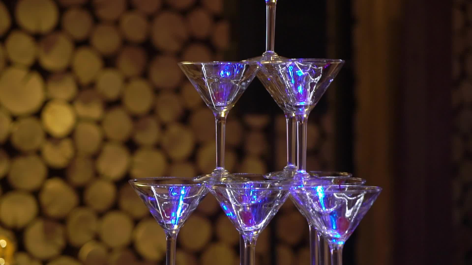香槟金字塔在派对上视频的预览图