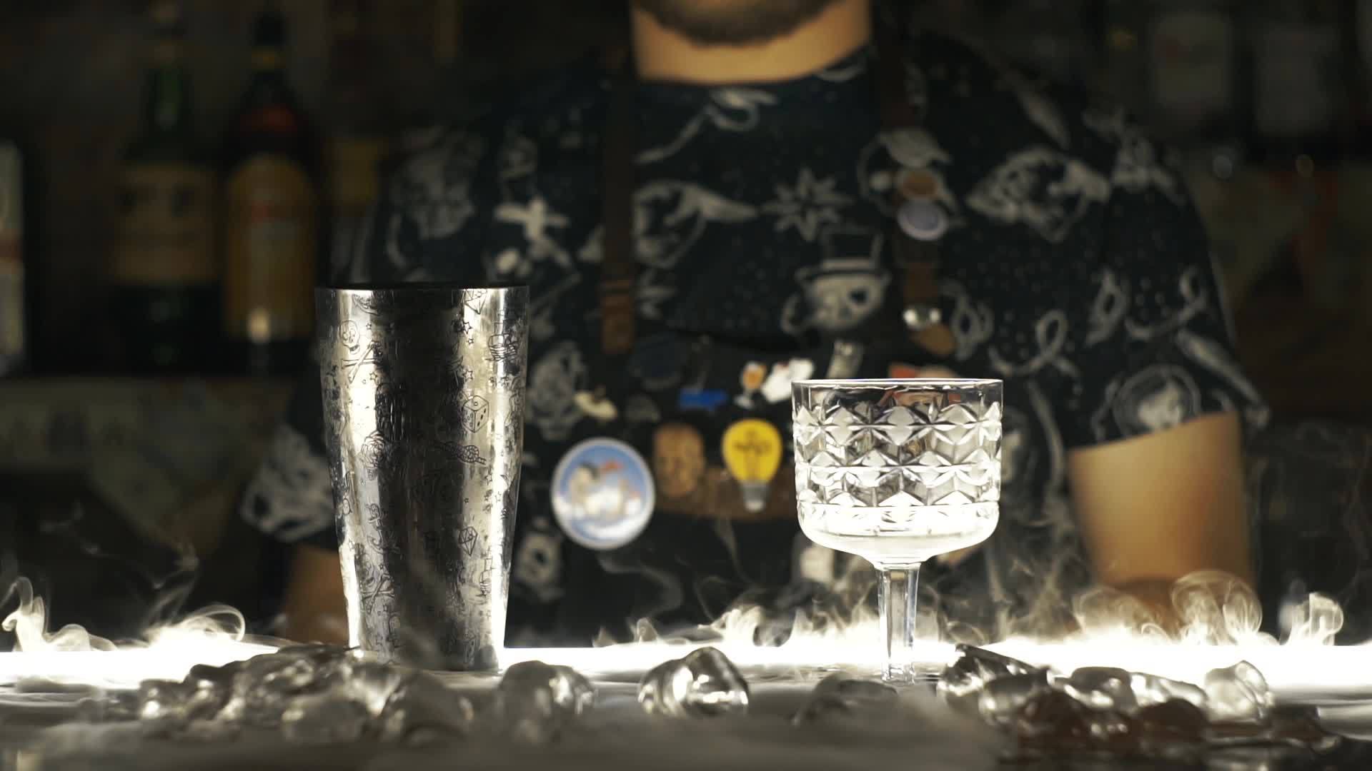 在酒吧里做鸡尾酒的酒保视频的预览图