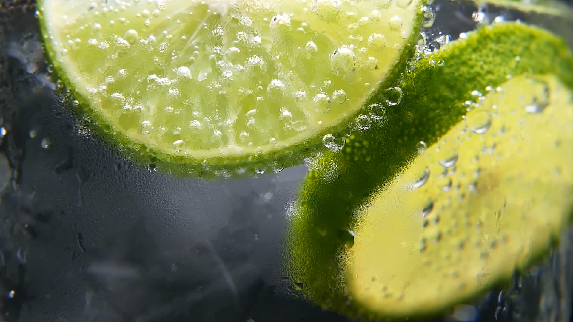 健康饮食营养冷柠檬水酸橙饮料黑色背景视频的预览图