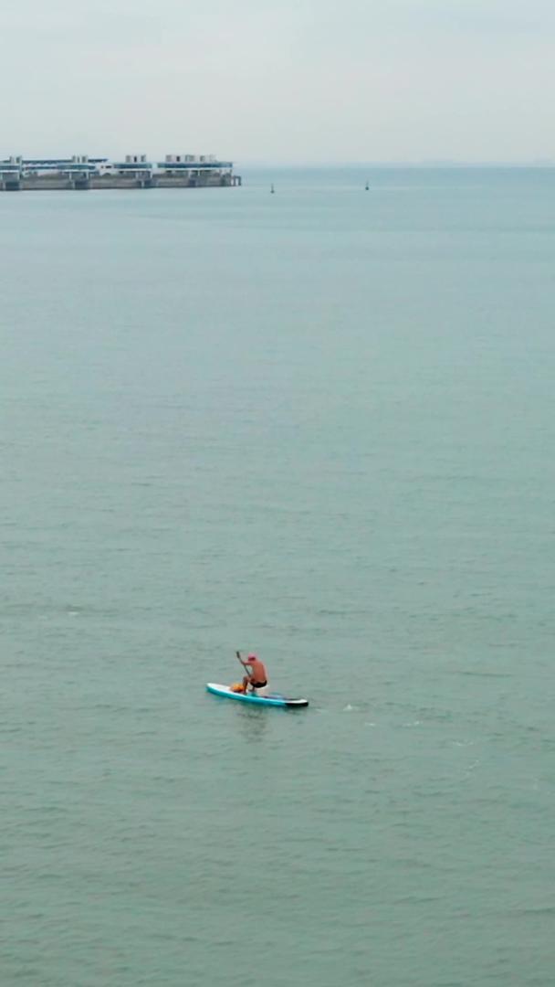 在海上划独木舟的人视频的预览图
