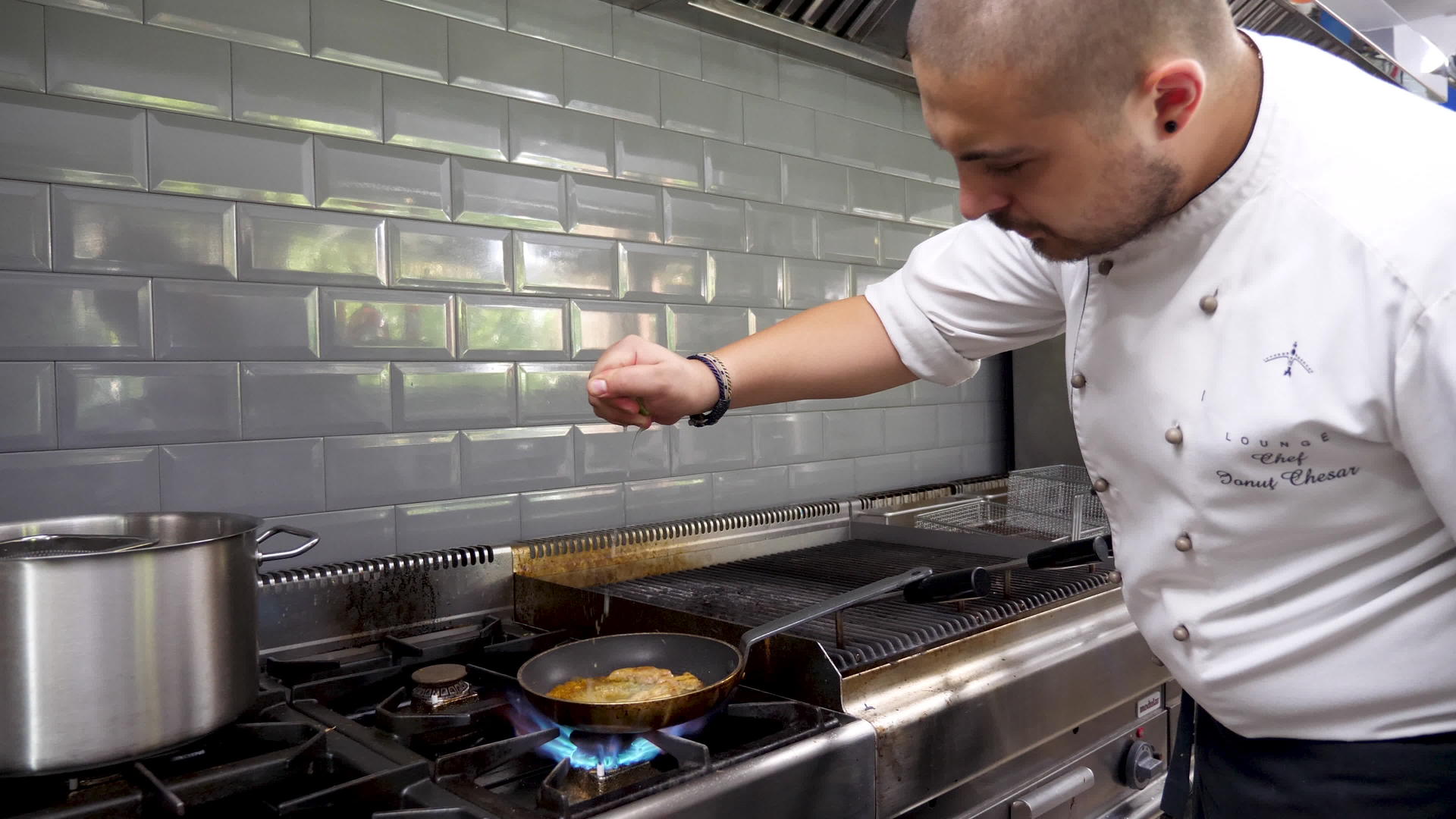 在餐厅厨房做饭的男厨师挤满了石灰视频的预览图