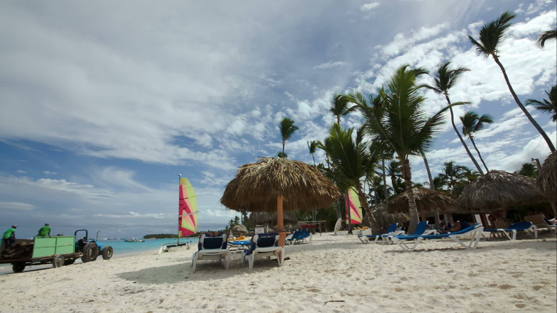热带沙滩带彩色多年和太阳伞视频的预览图