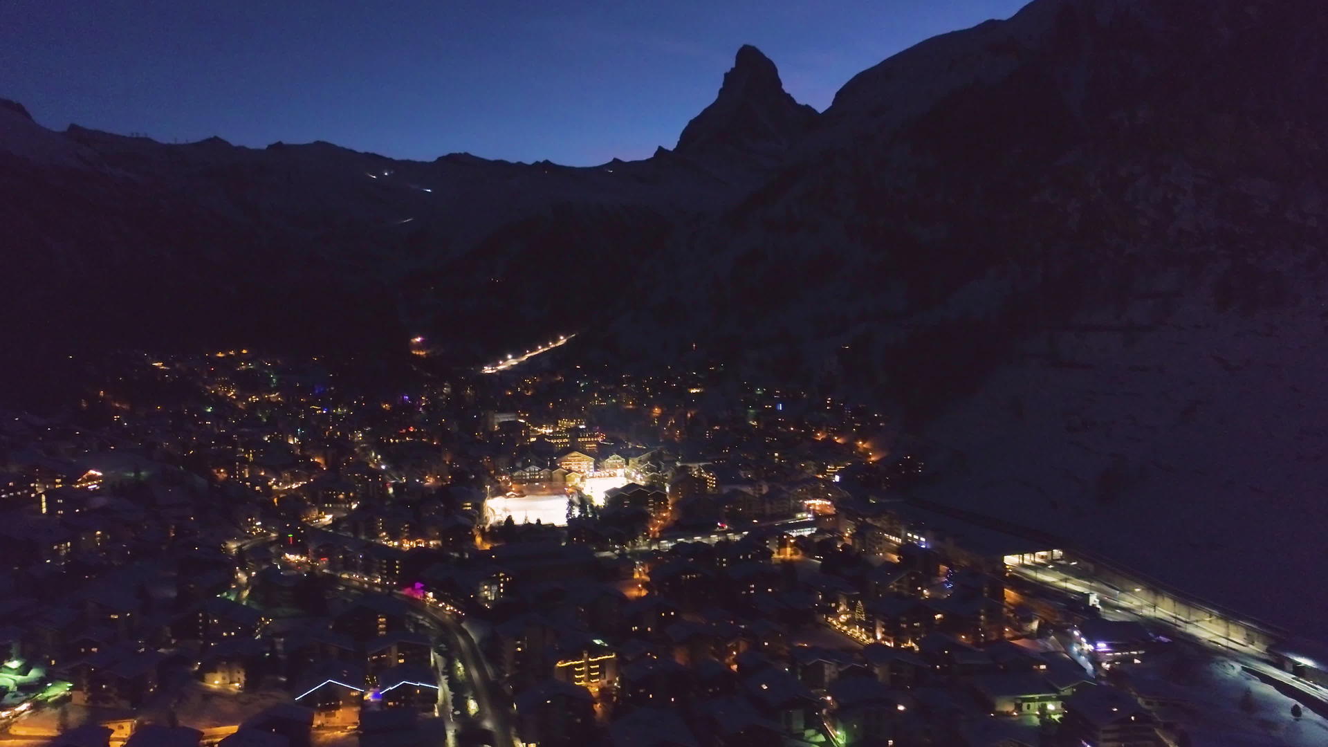 在冬夜雪马特村和山丘照亮了苏斯阿尔卑斯山威兹兰视频的预览图
