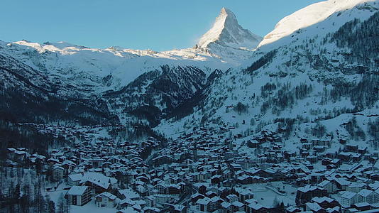 冬天的早晨 苏斯阿尔卑斯山的雪马特村和山丘在空中观察视频的预览图