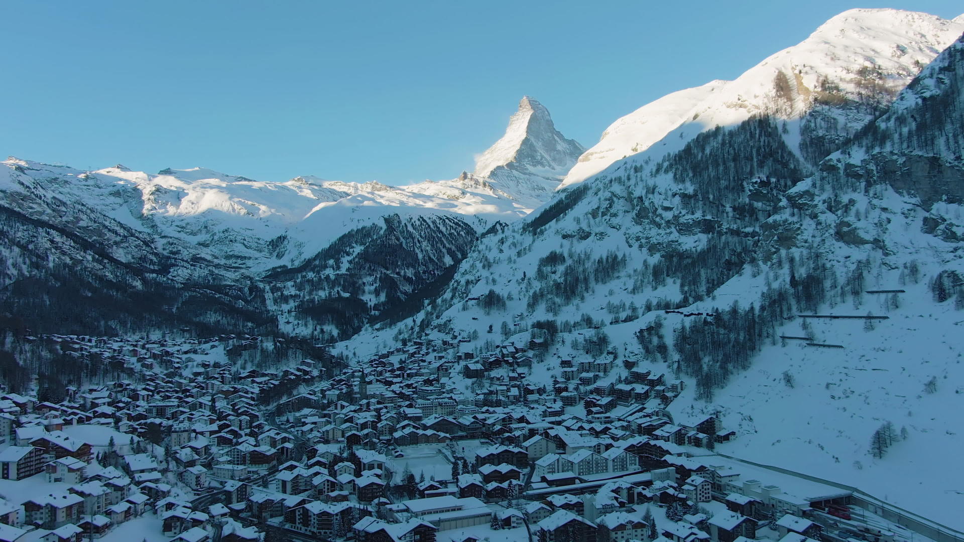 阳光明媚的冬季采马特村和马特峰山瑞士无人机视频的预览图