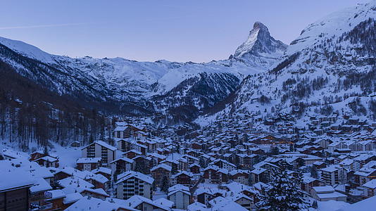 泽马特村和小山丘在苏威德州苏威斯阿尔卑斯山的寒冷冬天的早晨视频的预览图