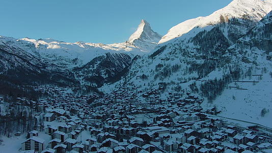 采尔马特村和马特峰山瑞士的阳光明媚的冬日早晨视频的预览图
