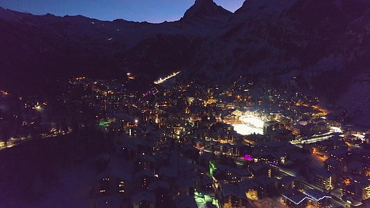 晚上瑞士阿尔卑斯山的马特村和马特峰山鸟瞰图视频的预览图