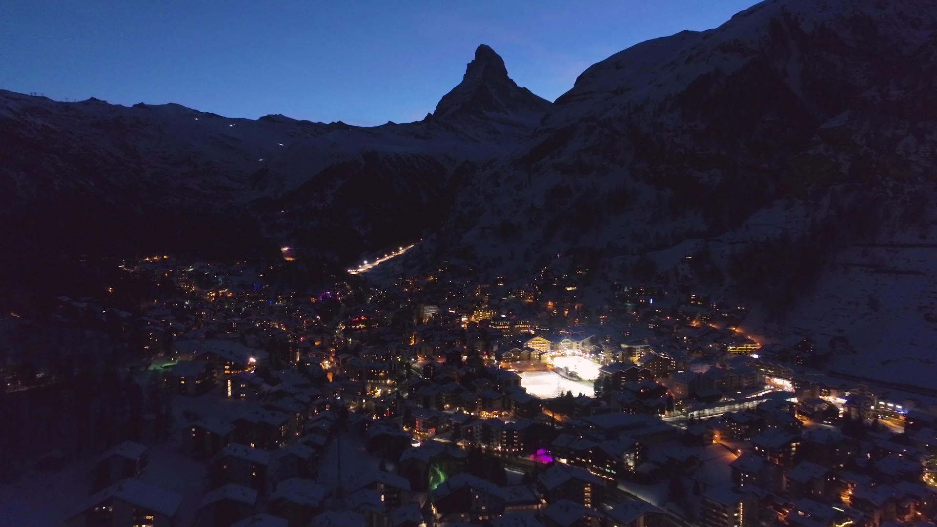 泽马特村和山丘在冬夜飞往南部的苏斯阿尔卑斯山视频的预览图