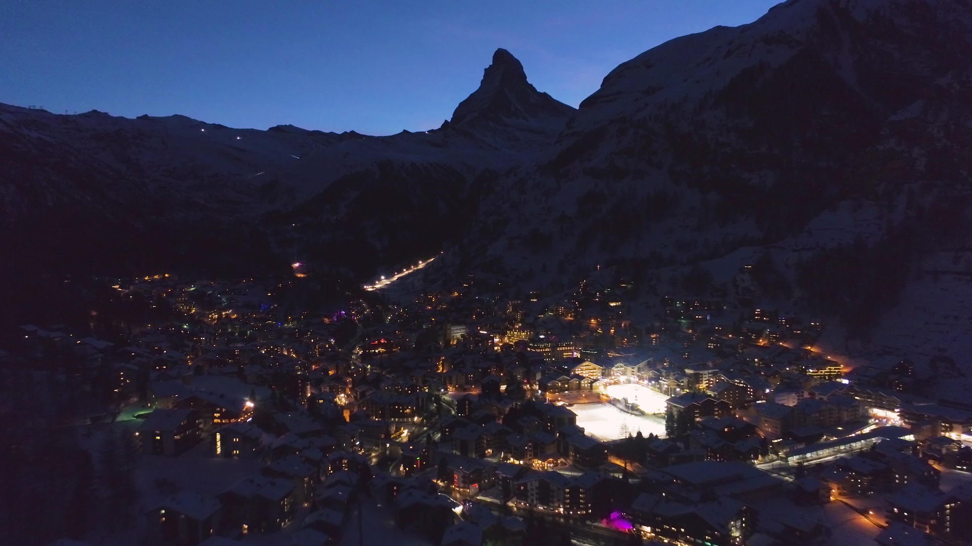 泽尔马特村和物质角山在冬夜观察苏威采兰的空中视频的预览图