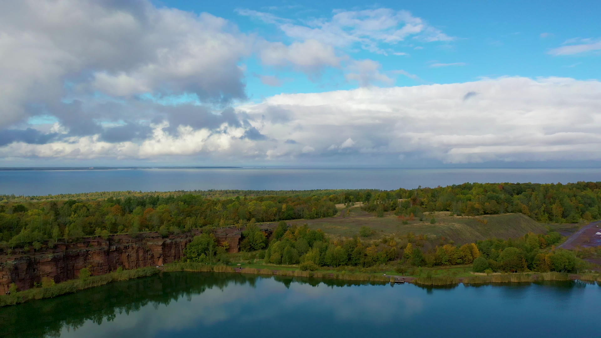 美丽的湖泊和悬崖视图视频的预览图