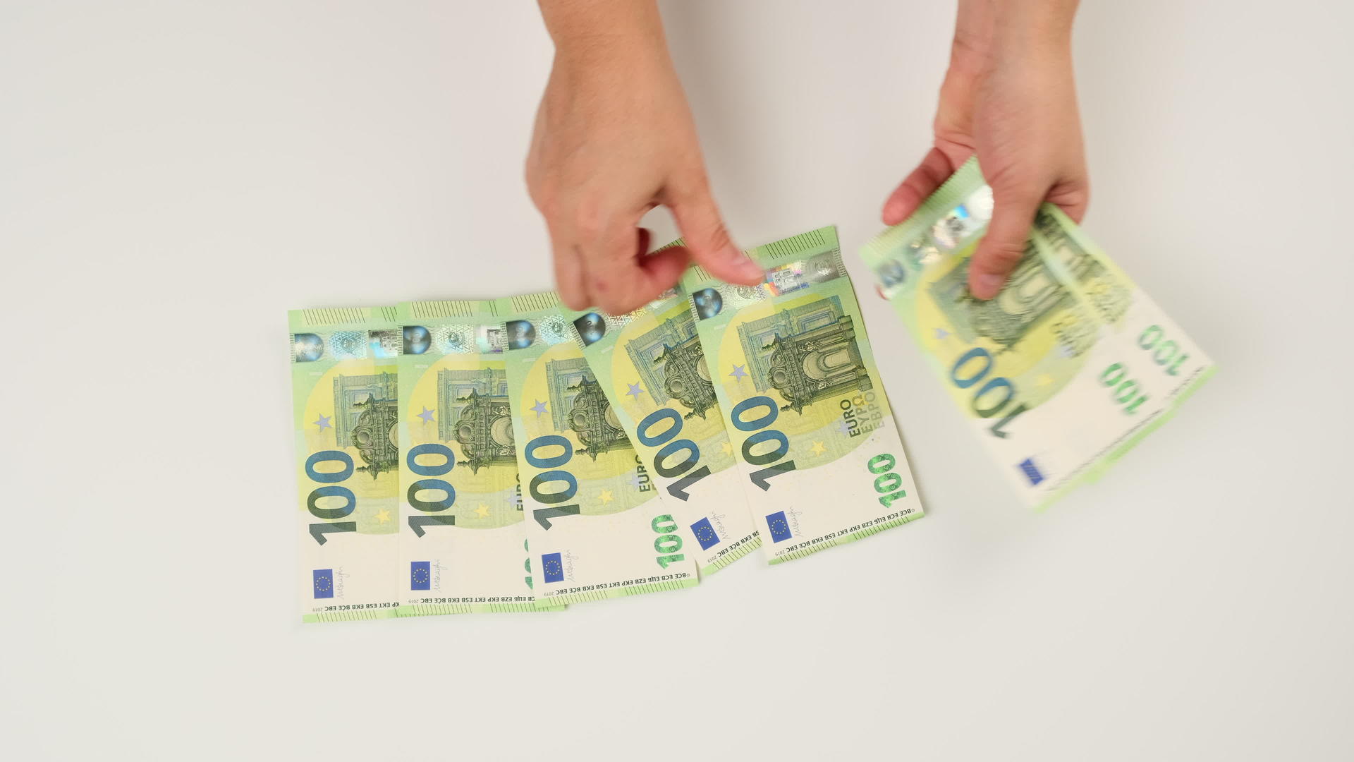 两个女人在白色背景上数了100欧元的钞票视频的预览图