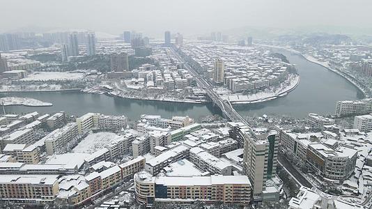 4K航拍城市河流冬天雪景视频的预览图