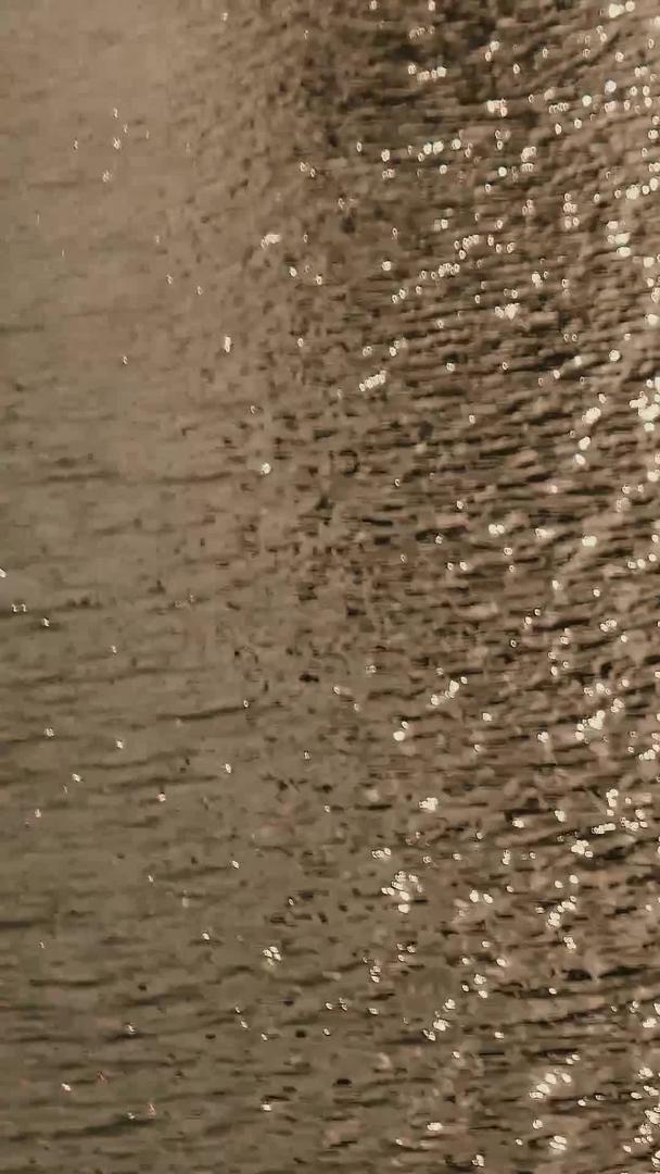 波光粼粼的湖面水波视频的预览图