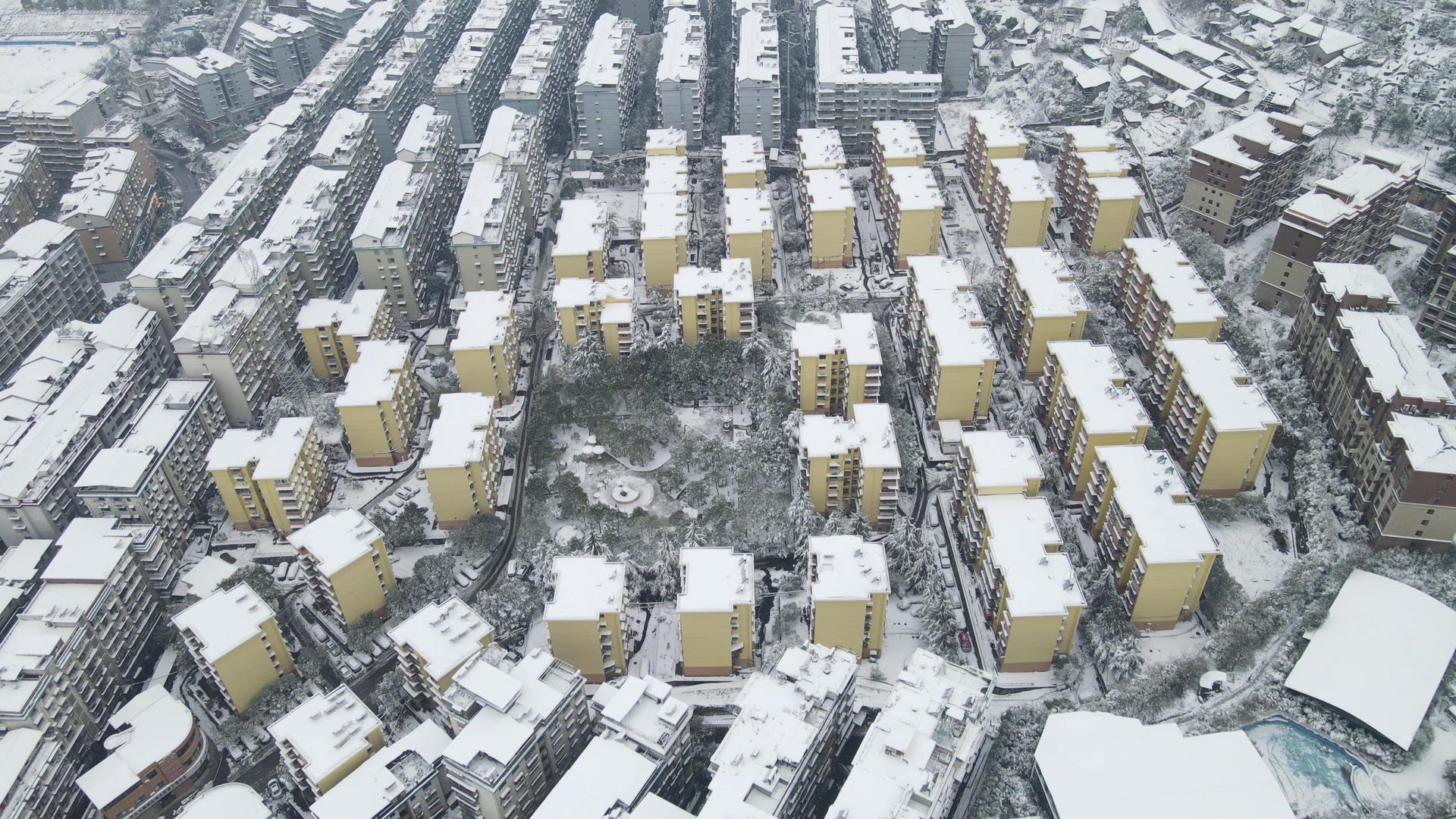 4K航拍城市住宅小区冬天雪景视频的预览图