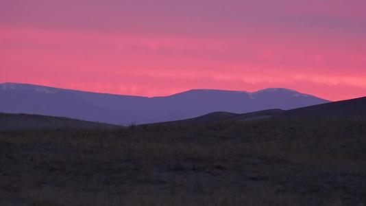 沙丘国家公园卡拉纳多顶部的红色日落视频的预览图
