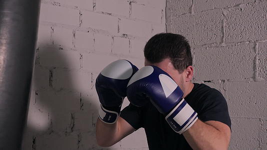 拳击俱乐部拳击袋中的残忍拳击手手套运动员视频的预览图