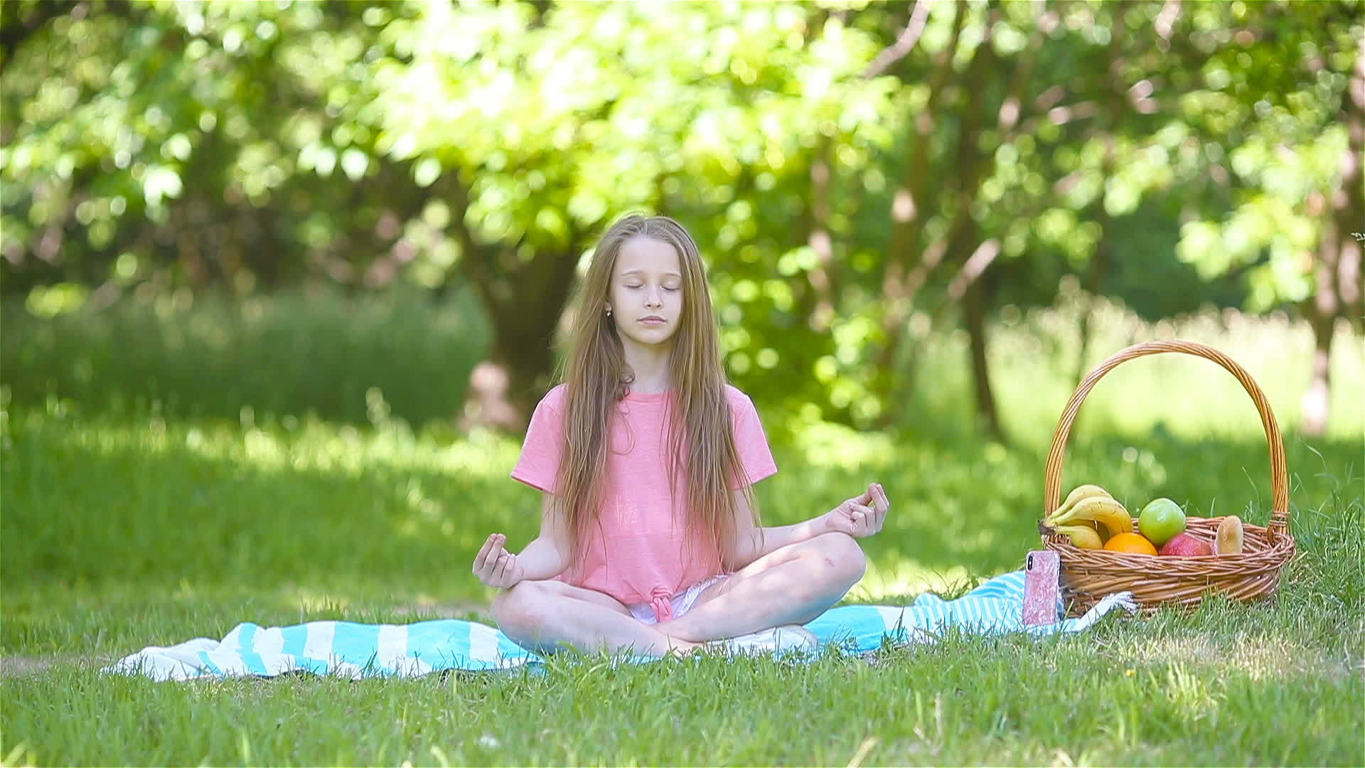 在公园里做瑜伽的小女孩视频的预览图