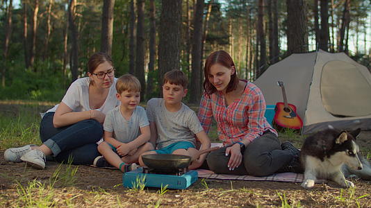 一个快乐的家庭两个母亲和两个儿子在煎锅里做饭还有西伯利亚视频的预览图