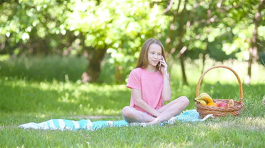 在公园里做瑜伽的小女孩视频的预览图