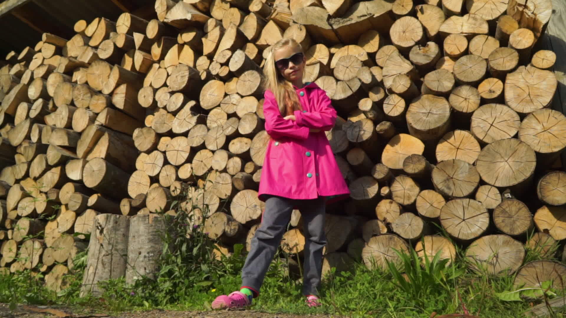 乡村女孩穿着粉色外套和太阳镜背景是木制原木视频的预览图
