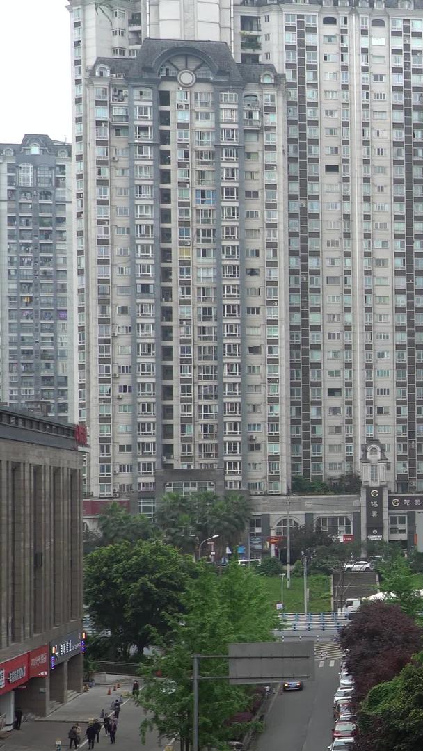 在线名人重庆穿越大楼的轨道交通视频的预览图