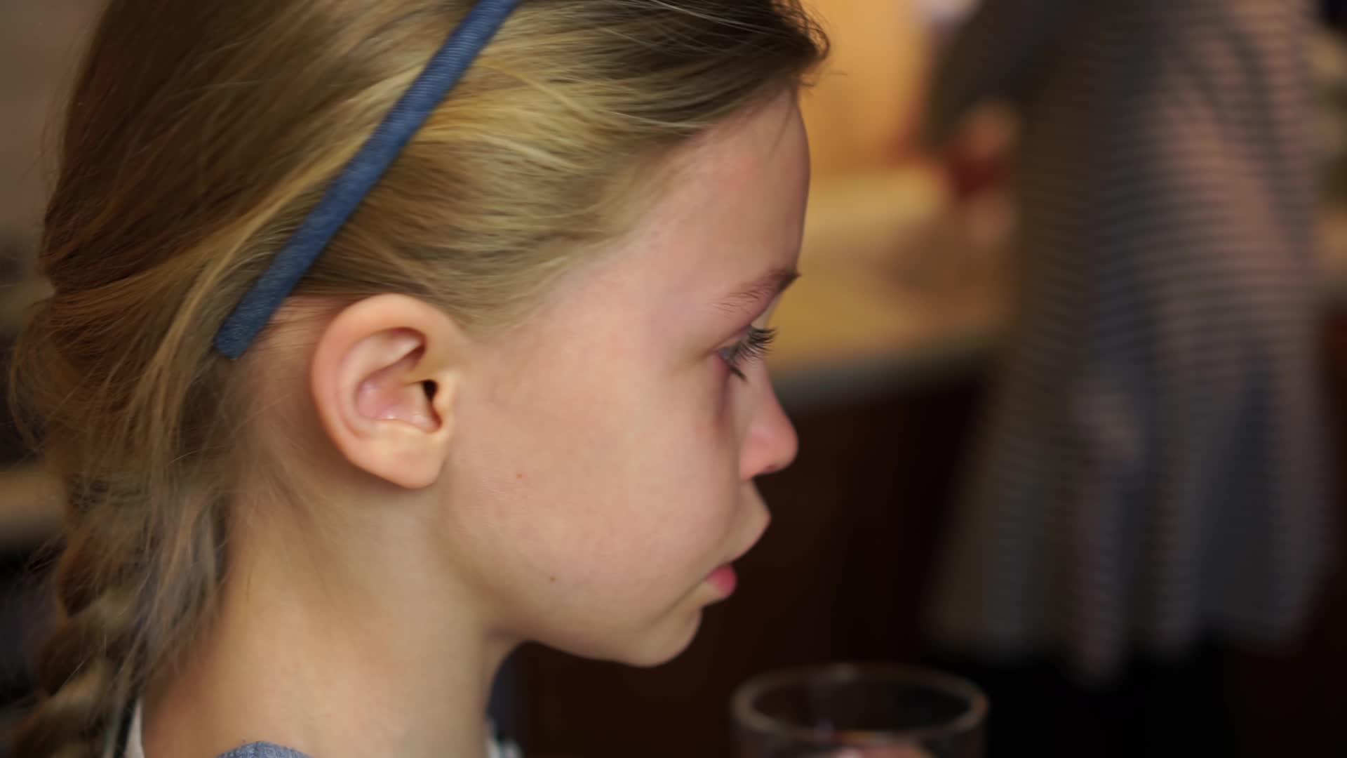 金发女孩哭泣的泪水在她的脸上被父母在家庭厨房里冒犯了视频的预览图