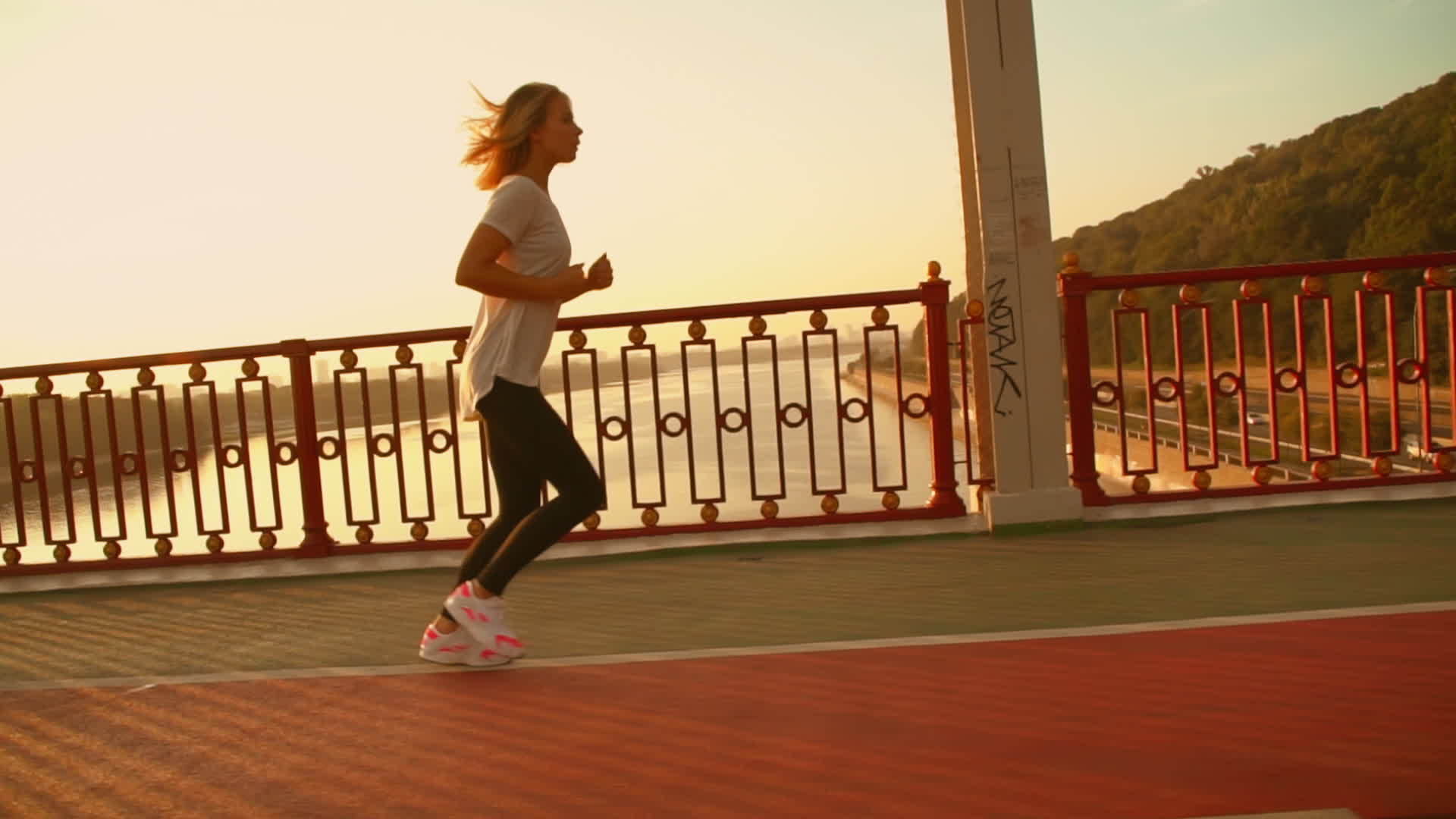女人早上在空荡荡的城市里跑步视频的预览图