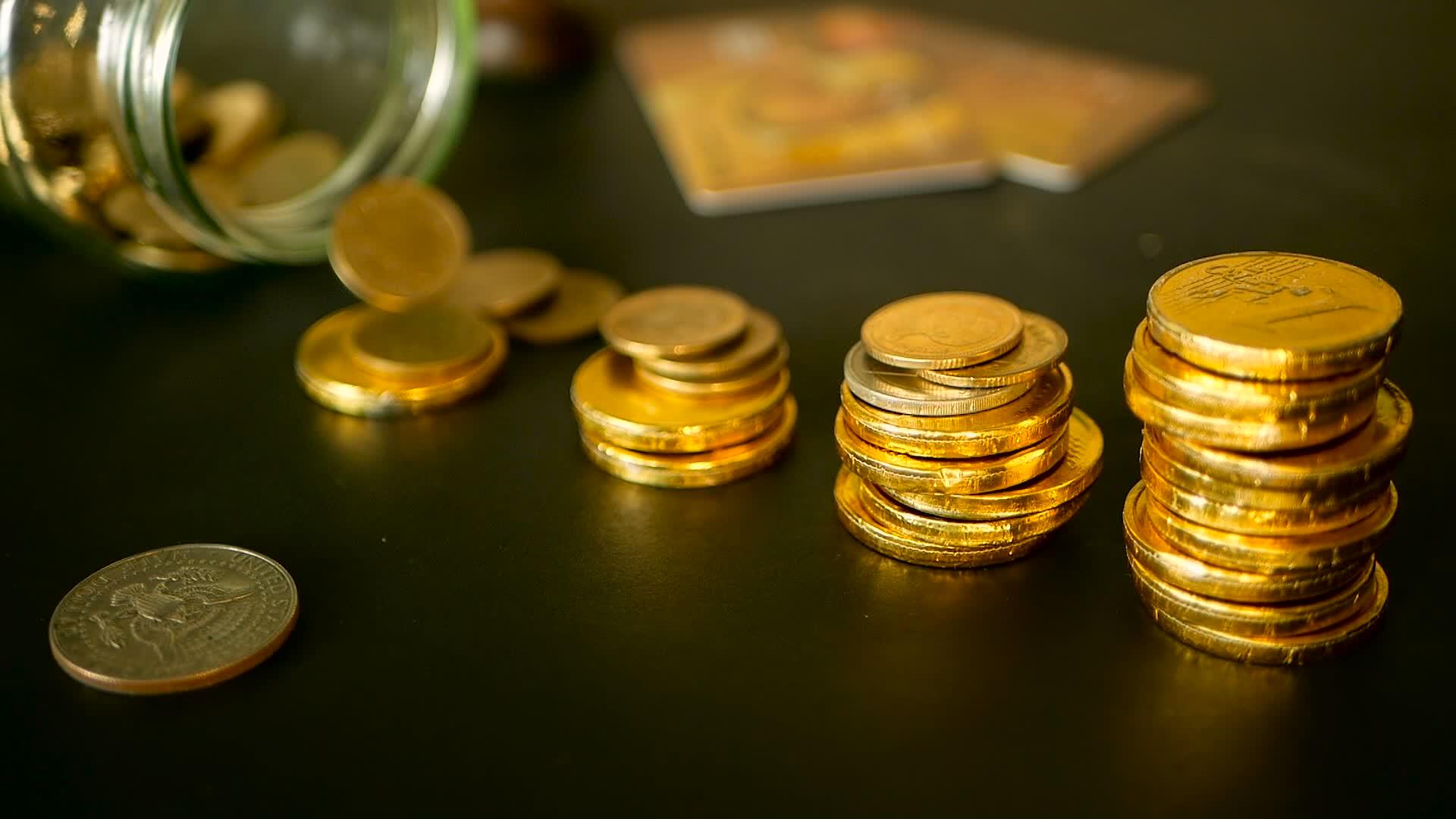 投资的象征是保持金钱的概念在黑桌子上增加了金币视频的预览图