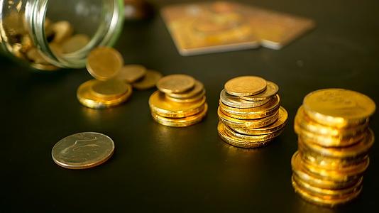 投资的象征是保持金钱的概念在黑桌子上增加了金币视频的预览图
