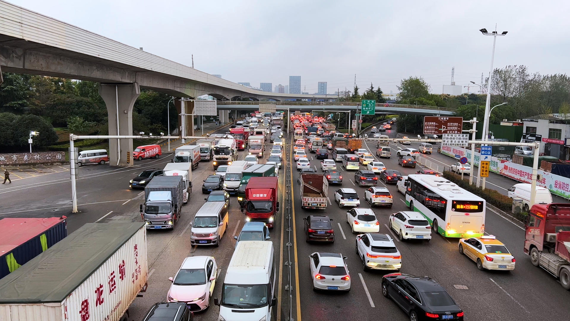 城市上下班高峰期交通堵车道路堵塞4k素材视频的预览图