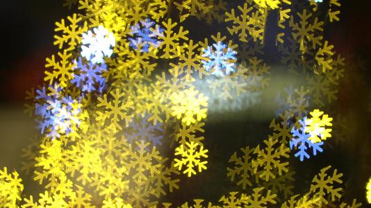 蓝色、黄色和黄色闪烁的雪花模糊不清bokeh视频的预览图