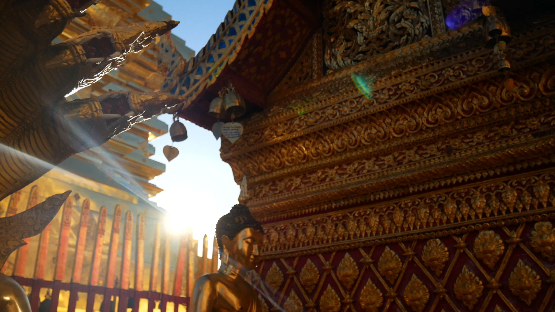 4K早上泰国清迈素贴寺的金佛教徒WatPhra视频的预览图