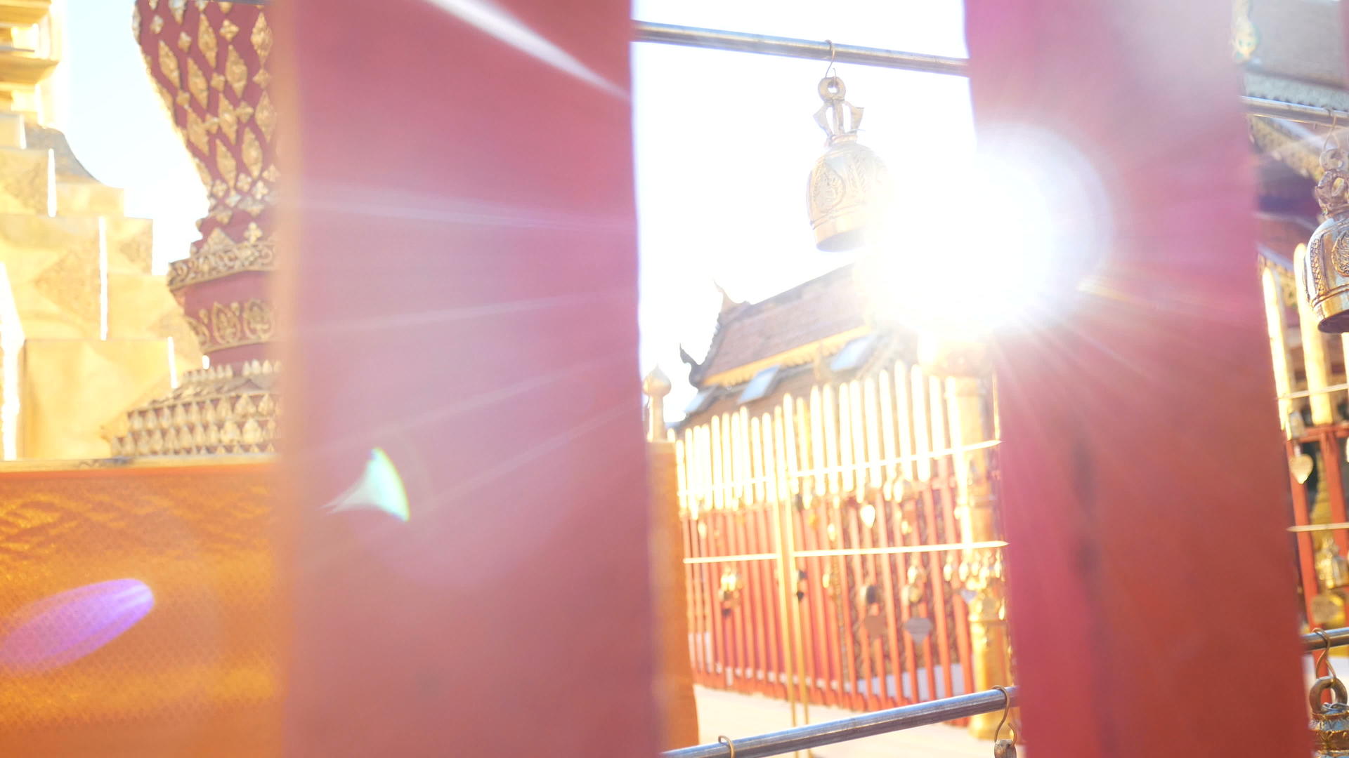 4K泰国清迈素贴寺的金佛钟在阳光下祈祷素贴寺在清迈视频的预览图