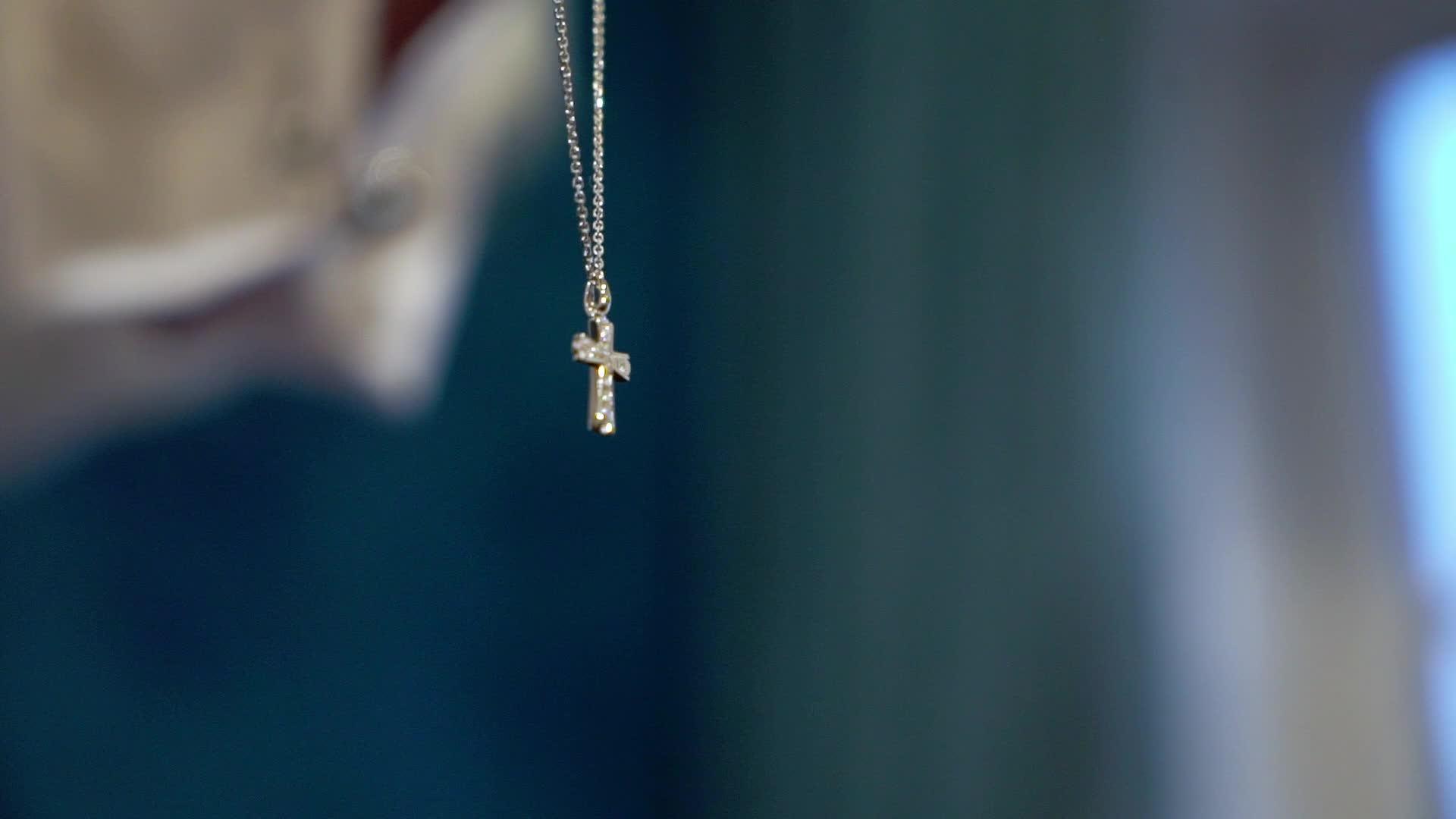 金十字与钻石相连视频的预览图