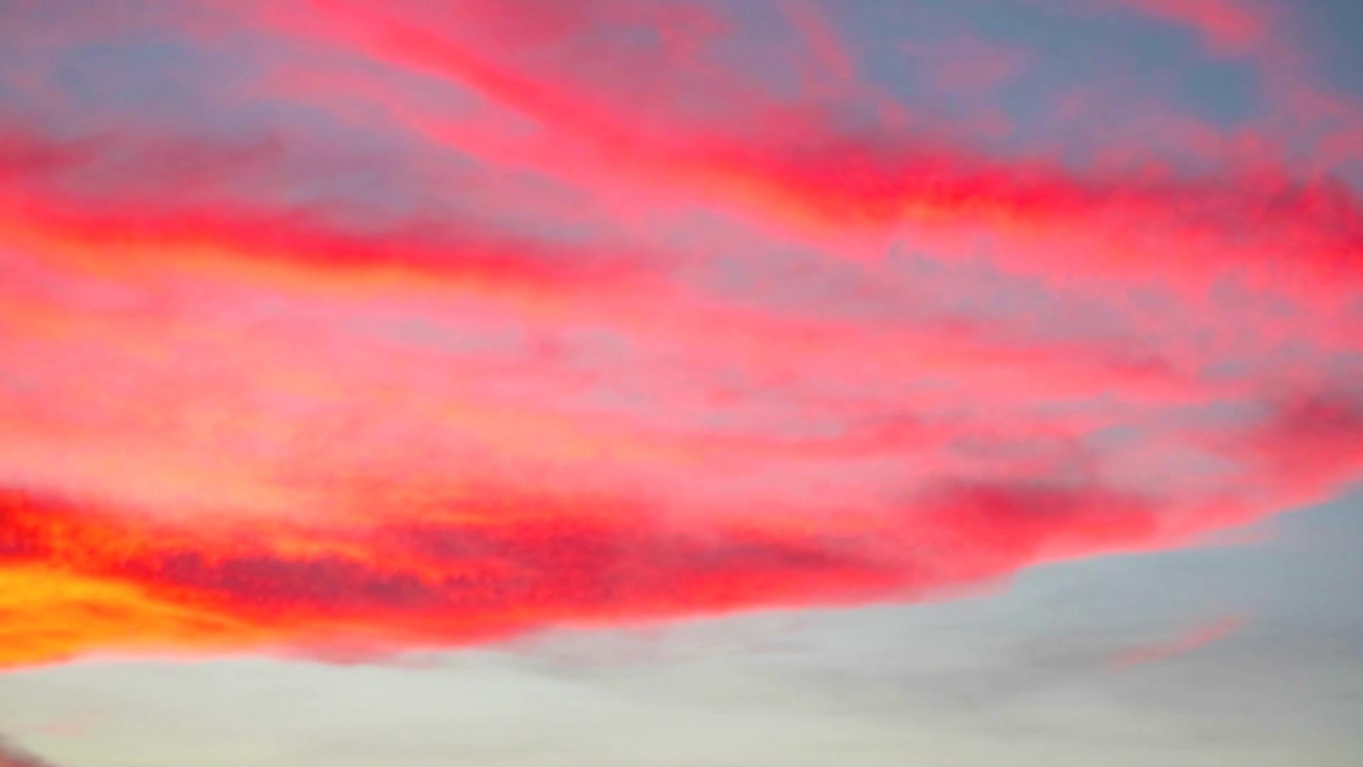 模糊的日落红色和黄色的云横跨大海和天空视频的预览图