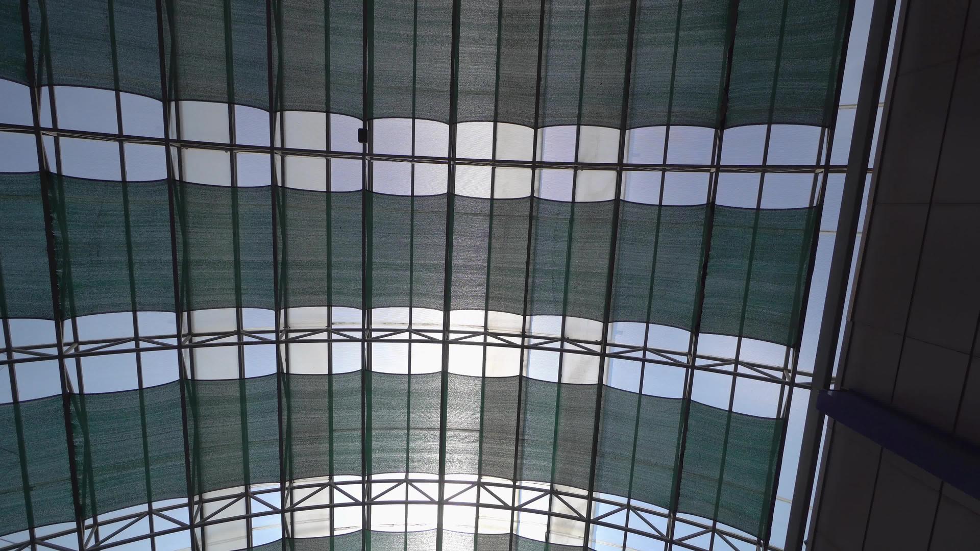 机场或大厅的屋顶结构由钢框架和过滤玻璃组成视频的预览图