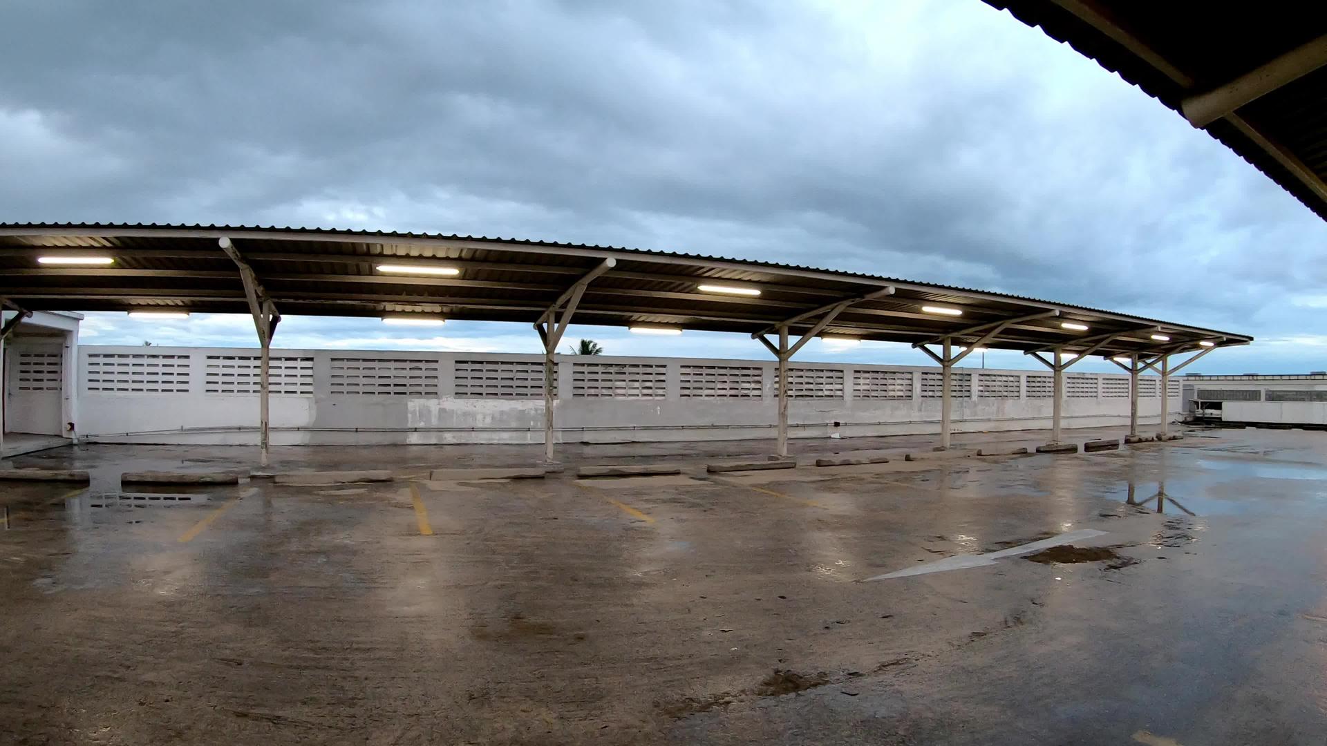 车库在夜间停车场用钢和金属板建造地面潮湿视频的预览图