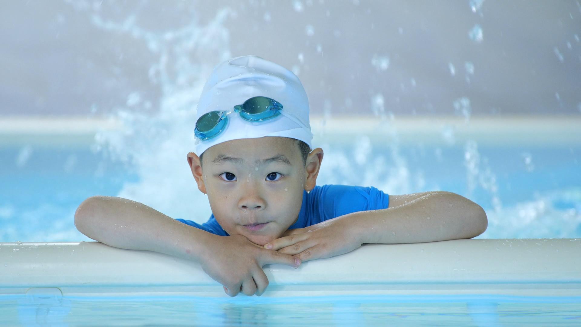 4K游泳馆培训练习打水的小男孩视频的预览图