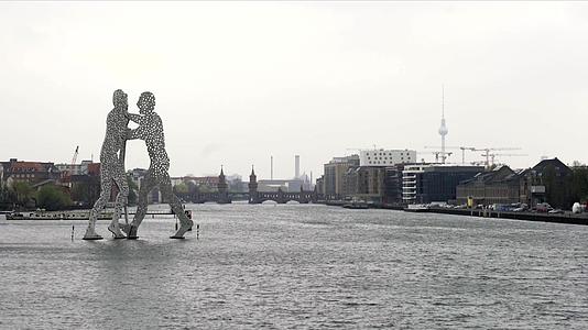 在波林多云的一天斯普里河上的分子人雕像视频的预览图